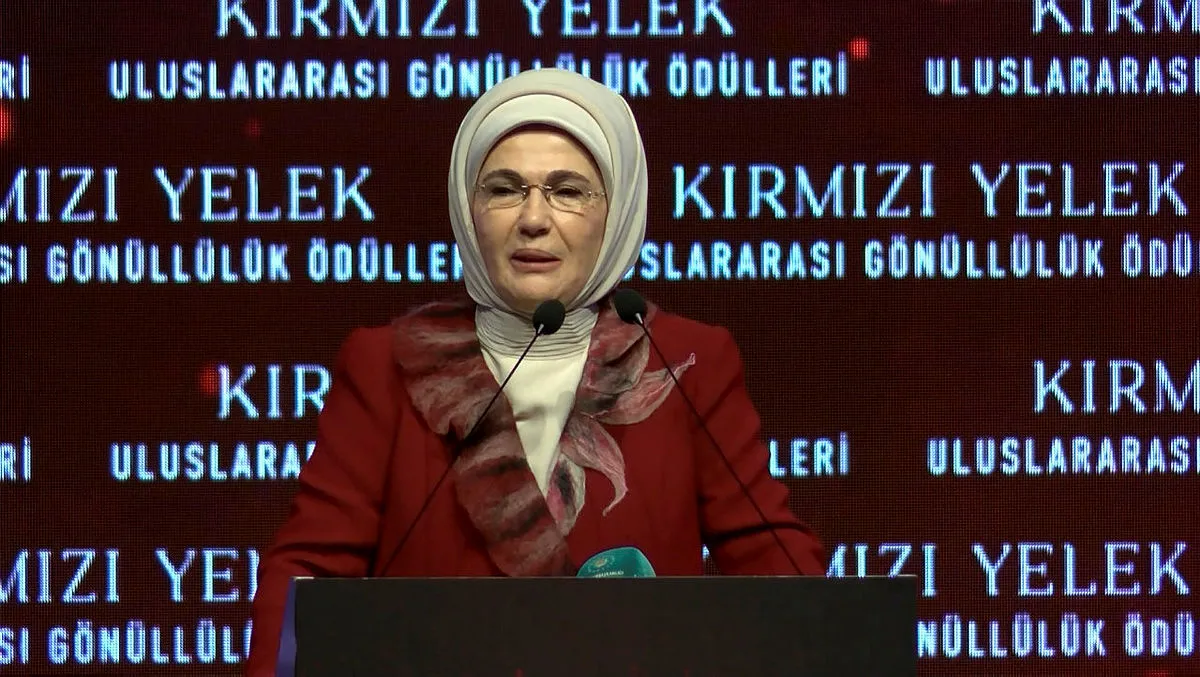 Emine Erdoğan 'Kırmızı Yelek Uluslararası Gönüllülük Ödül Töreni'ne katıldı: Bizim için ahlaki bir prensip meselesi