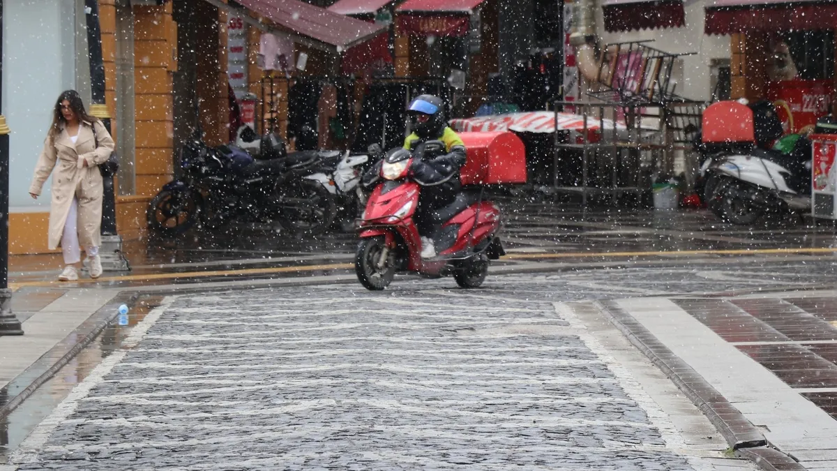 Bir kente lapa lapa kar yağdı: Nisan ayında kış geri döndü
