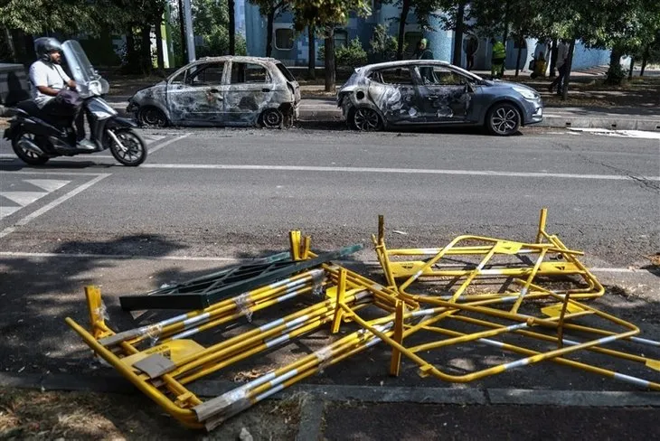 Fransa'da büyük isyan! Araçları alev topuna çevirdiler! 5 günlük sokağa çıkma yasağı