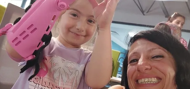 Onlar gerçek süper kahramanlar! Deprem bölgesindeki uzuvlarını kaybeden çocuklar için protez el ve kol üretiyorlar