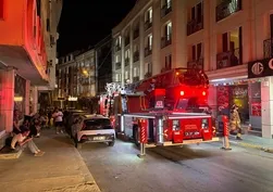 Esenyurt'ta otel yangını! Yoğun duman paniği: Mahsur kalan vatandaşlar itfaiye ekiplerince kurtarıldı