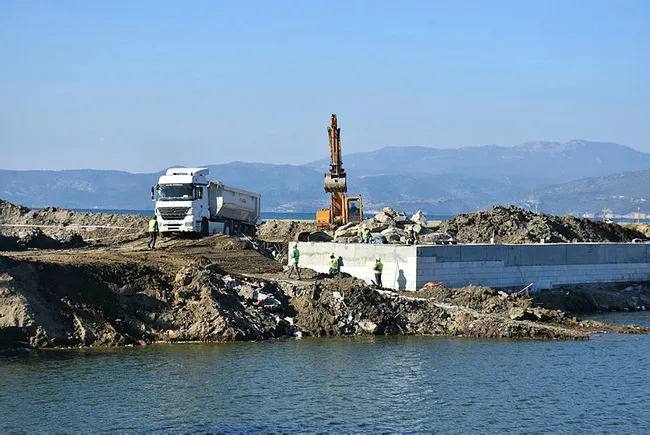 bakan-pakdemirli-duyurdu-efes-antik-kenti-gelecek-yil-denizle-bulusacak-1640265623567.jpg Bakan Pakdemirli duyurdu: Efes Antik Kenti, gelecek yıl denizle buluşacak - 2