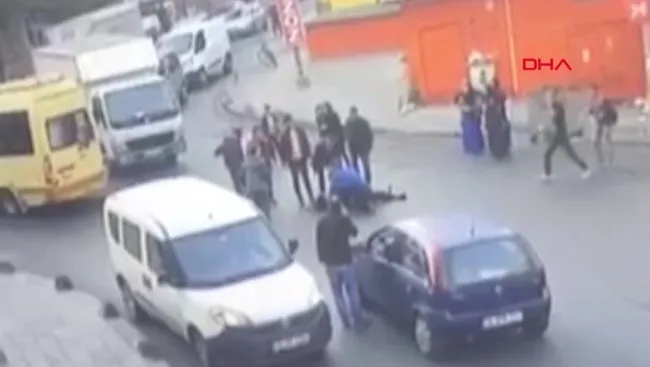 İstanbul’da ücret vermek isteyen kadın kapısı açık minibüsten düştü - 2