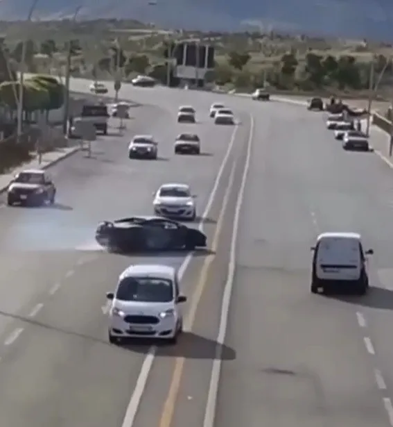 konyada-trafik-magandasi-dehset-sacti-drift-atarak-trafigi-tehlikeye-surukleyen-surucu-yakalandi-1657700648756.jpg Konya’da trafik magandası dehşet saçtı! Drift atarak trafiği tehlikeye sürükleyen sürücü yakalandı - 2