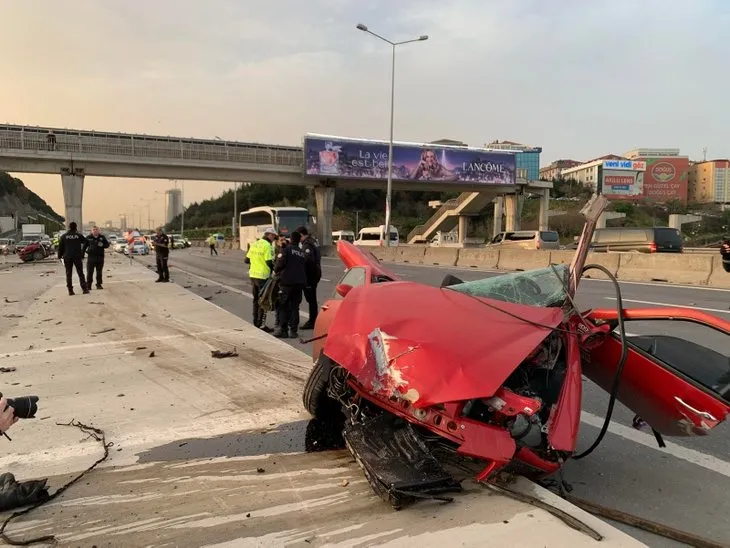 Kadıköy’de feci kaza! Otomobil ikiye bölündü! Korkunç görüntüler