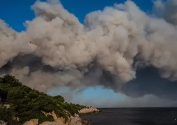Fransa'da orman yangını: Havalimanı geçici olarak kapatıldı