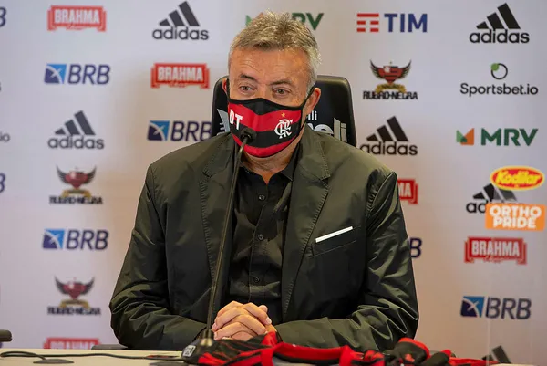 galatasarayin-yeni-teknik-direktoru-domenec-torrent-istanbulda-1641936178439.jpg Galatasaray'ın yeni teknik direktörü Domenec Torrent İstanbul'da - 3