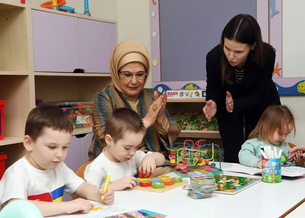 Emine Erdoğan Ukrayna'dan getirilen yetim çocuklarla buluştu - 4