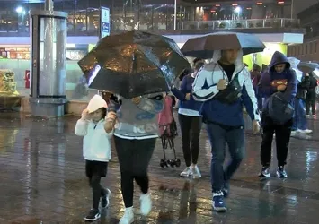 Sıcaklıklar 12 derece birden düştü! Meteorolojiden kar ve sağanak uyarısı... A Haber'de saat verdi