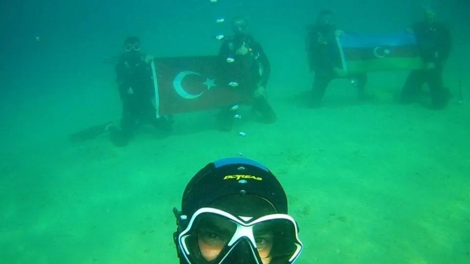 Su altında Türk ve Azerbaycan bayrağı açtılar