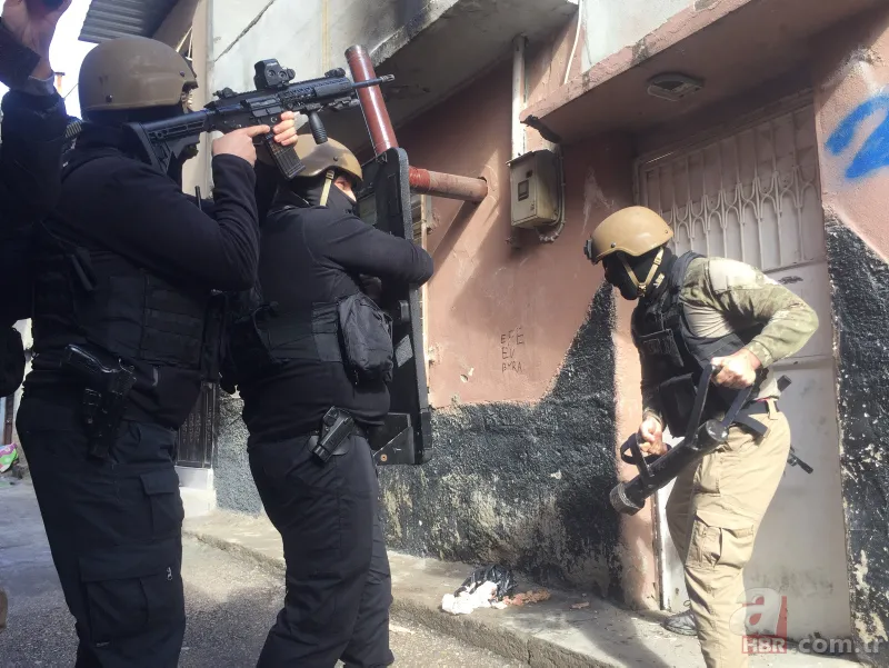 Adana’da zehir tacirlerine gündüz vakti film sahnelerini aratmayan operasyon! 11 zanlı yakalandı 11