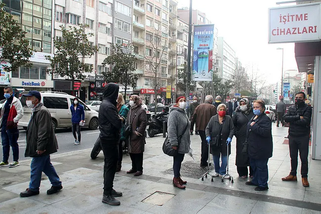 İstanbul’da 6'ncı kattan düşen kadın hayatını kaybetti! Oğlu fenalık geçirdi - 1
