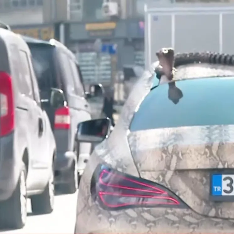 Gören dönüp bir daha baktı! "Çıngıraklı araba" hayrete düşürdü