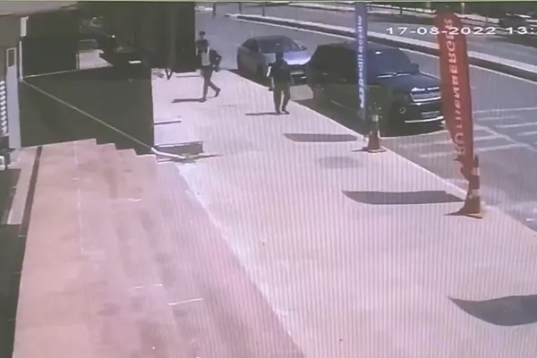 istanbulda-masaj-salonu-tartismasi-polis-ogul-dehset-sacti-1660801596670.jpg İstanbul’da “masaj salonu” tartışması! Polis oğul dehşet saçtı - 2