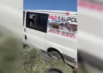 Lastiği patlayan araç devrildi