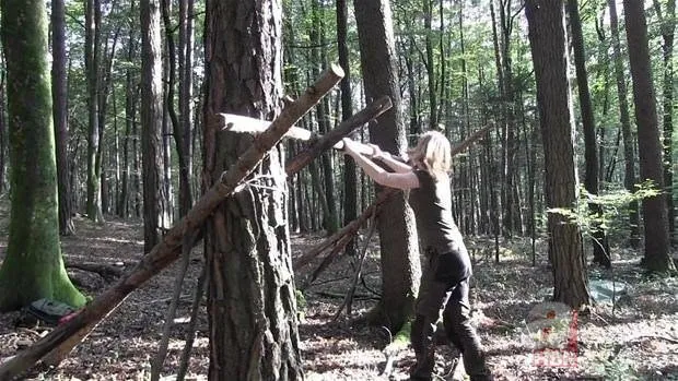 Genç kadın ormanda öyle bir şey yaptı ki... Milyonlar onu izledi