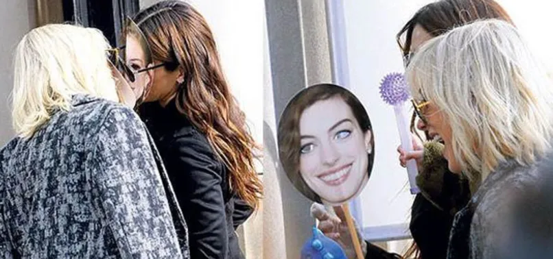 Hathaway maskesi takarak öpüştüler