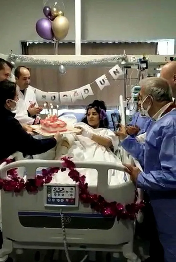 1676554579118.jpg Buruk doğum günü! Ailesini depremde kaybeden Ayşegül gözyaşları içerisinde pastadaki mumları üfledi - 1