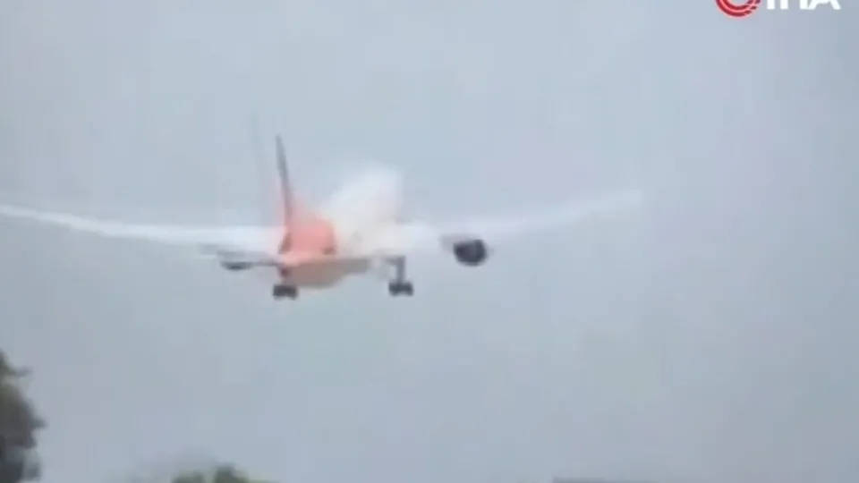 Hindistan’da yolcu uçağı böyle düştü