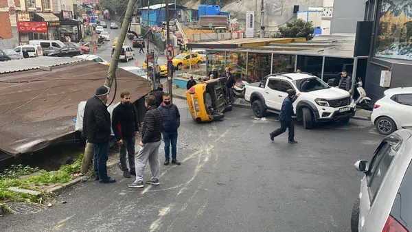 Ters yönden gelen kamyonete yol verdi! Devrilen taksi 30 metre sürüklendi - 3