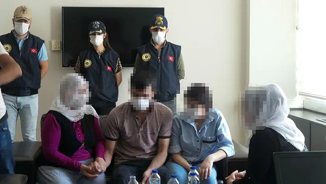 HDP önünde evlat nöbeti tutan bir anne daha evladını terörün pençesinden kurtardı - 3