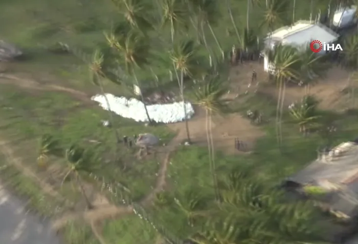 Yanan gemiden kopan parçalar sahile vurdu