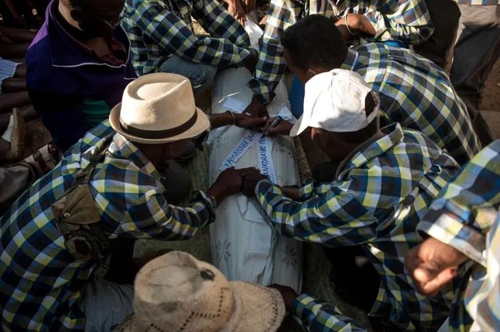 Madagaskar’da ilginç mezar geleneği