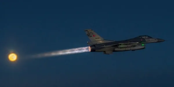 Türk savaş jetlerinden Süper Ay’da enfes görüntüler