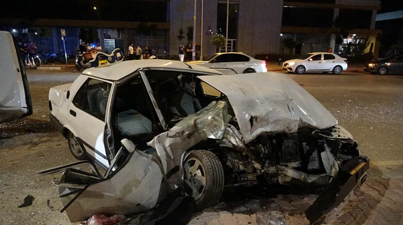 İki otomobil kafa kafaya çarpıştı! Ortalık savaş alanına döndü