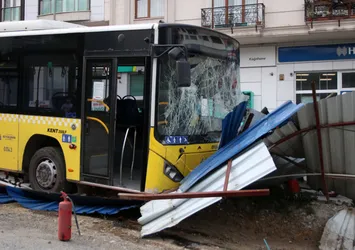 Bariyerlere çarparak durabildi! Kağıthane'de İETT otobüsü kazası kamerada