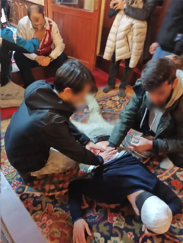 Fatih Camii imamına bıçaklı saldırı! Kurra Hafız Galip Usta omzundan yaralandı | Saldırgan tutuklandı