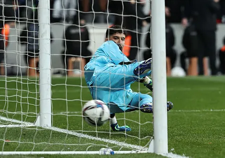 Altay Bayındır yuvadan uçmaya hazırlanıyor! Dünya devi kaleyi teslim edecek