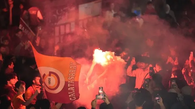 Galatasaray taraftarları şampiyonluğu kutladı!