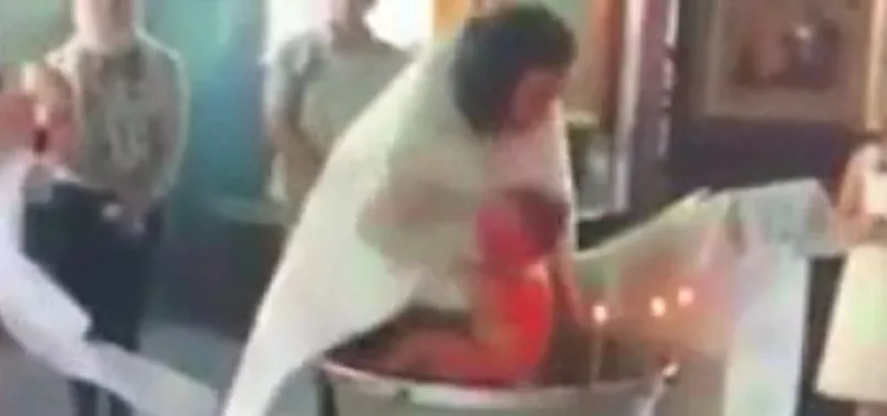 Yeni Dogan Bebege Vaftiz Sirasinda Siddet