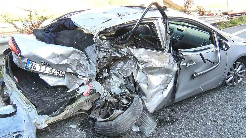 Kuzey Marmara Otoyolu'nda feci kaza! TIR otomobile çarptı: 1 ölü 4 yaralı