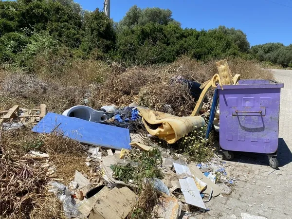 CHP'li İzmir Büyükşehir Belediyesi'nde çöp skandalı! Günlerdir toplanmıyor - 1