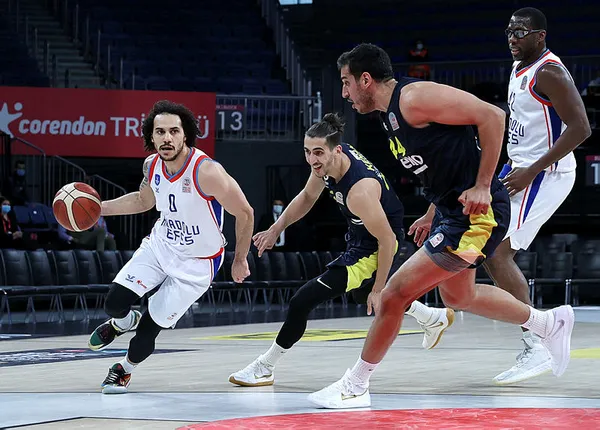 Anadolu Efes, Fenerbahçe’yi mağlup ederek seride durumu 2-0 yaptı