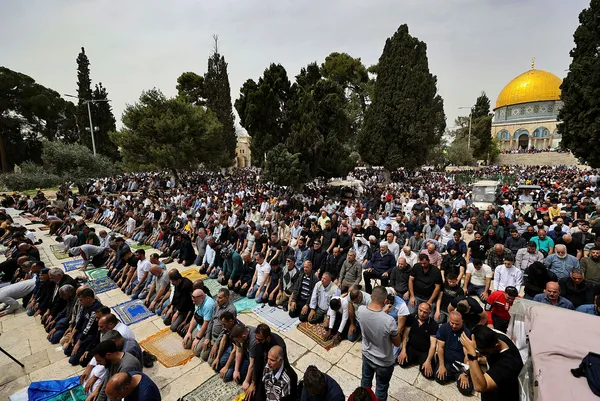ramazan-ayinin-ilk-cumasinda-binlerce-kisi-mescid-i-aksada-toplandi-1649422791244.jpg Ramazan ayının ilk Cuma’sında binlerce kişi Mescid-i Aksa’da toplandı - 1