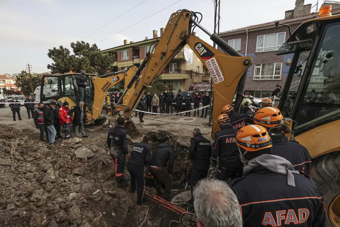 Son dakika: Ankara'da yol çöktü: Bir kişi göçük altında - 4