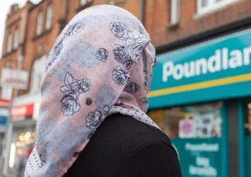 Londra'da tesettürlü kadına saldıranlar aranıyor
