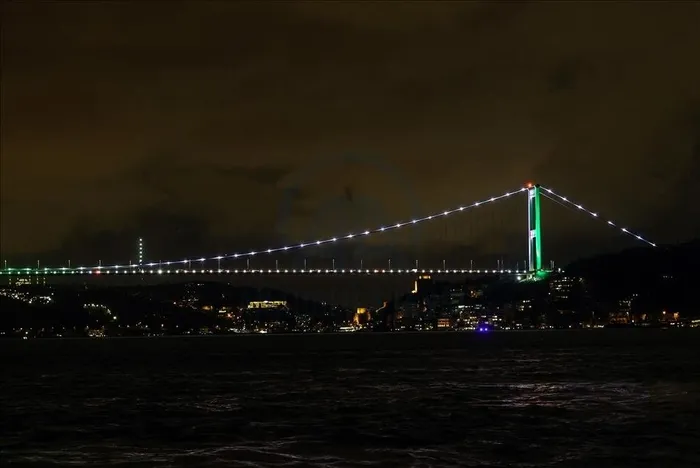 istanbulda-kopruler-pakistan-milli-gunu-icin-isiklandirildi-1711243580279.jpeg İstanbul'da köprüler Pakistan Milli Günü için ışıklandırıldı - 1