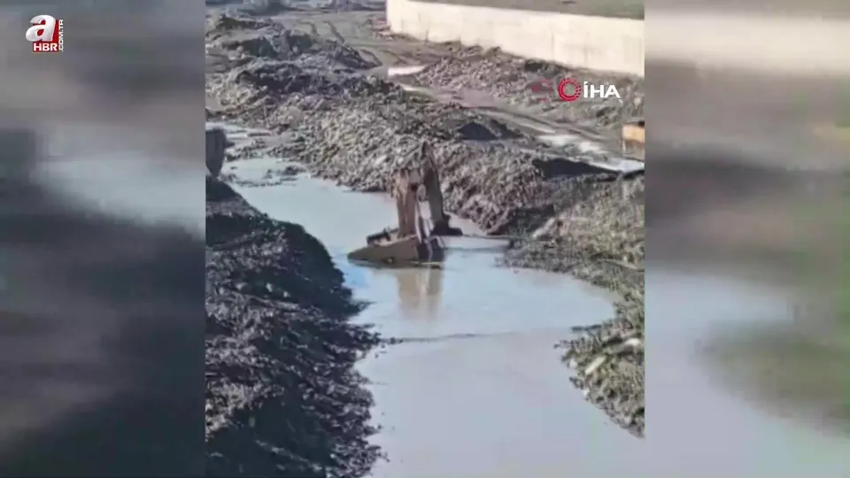 Ayancık Çayı’nda iş makinesi suya gömüldü