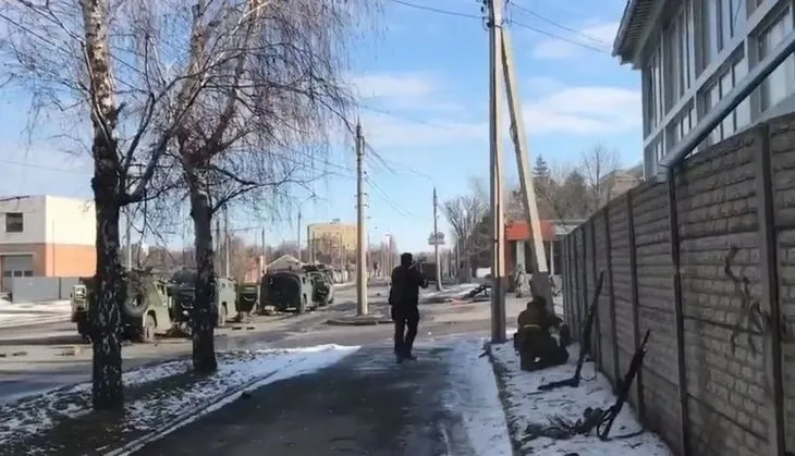 Ukrayna’da siviller Rus tankını böyle durdurdu