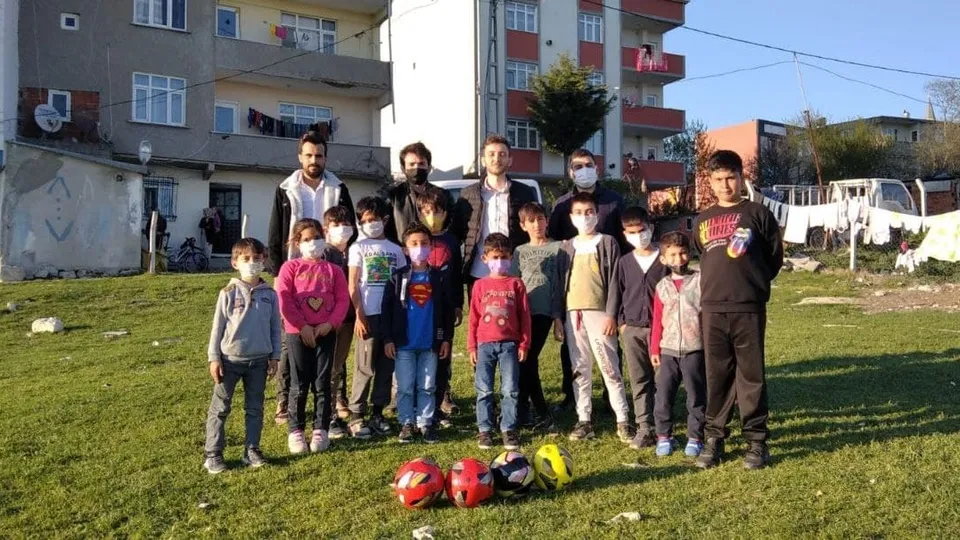 Arnavutköy Gençlik Meclisi üyelerinden hindiye futbol öğreten miniklere sürpriz
