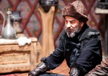 Diriliş Ertuğrul’un yıldızı Ayberk Pekcan’dan kötü haber! Sırt ağrısıyla gitti kanser olduğunu öğrendi