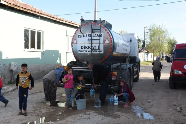 1620383176633.jpg Eskişehir'de CHP'li belediye 2 kişiyi hastanelik etti! Çeşmeden sarı renkte su aktı - 5