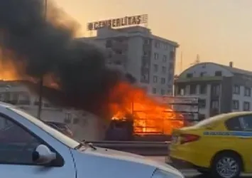 Esenyurt'ta bir kamyonet alev alev yandı