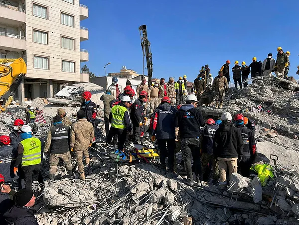 156 saat sonra enkazdan kurtulan depremzedenin ilk isteği gülümsetti - 3