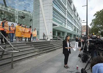 İngiltere'de sağlık sistemi çöktü! Doktorlar ayaklandı: Başbakanlığa yürüdüler...