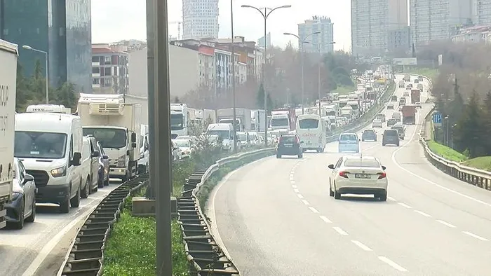 esenyurtta-freni-patlayan-kamyon-dehset-sacti-4u-cocuk-8-yarali-1735557905987.jpeg Kaza sonrası bölgede trafik yoğunluğu yaşandı (DHA)